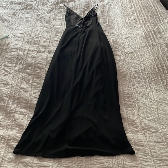 Simple long flowing black dress - Picture 2 of 2